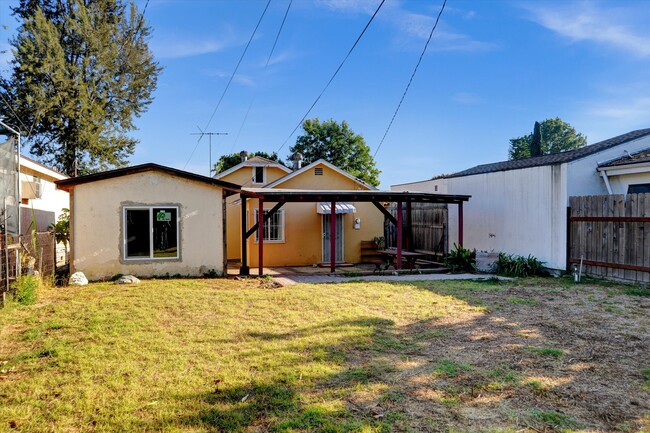 Building Photo - 3245 Ingledale Terrace