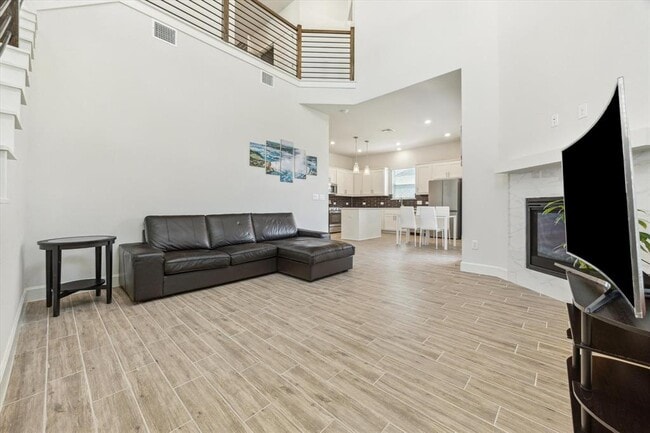 Building Photo - 806 Dayton Dr