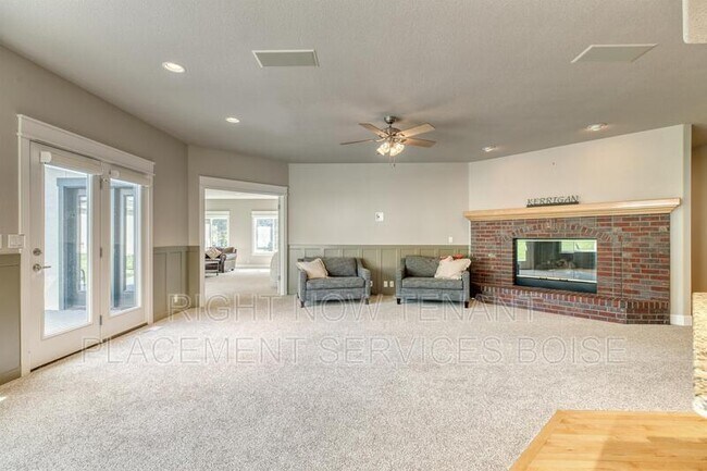 Building Photo - 1646 N Chaucer Way