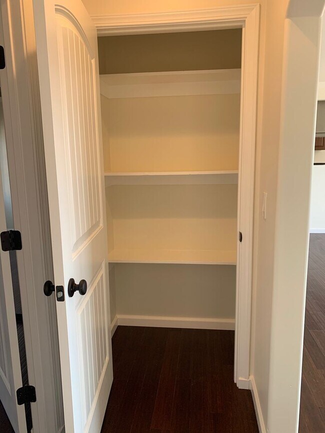 Building Photo - 4740 Hillcrest Ave