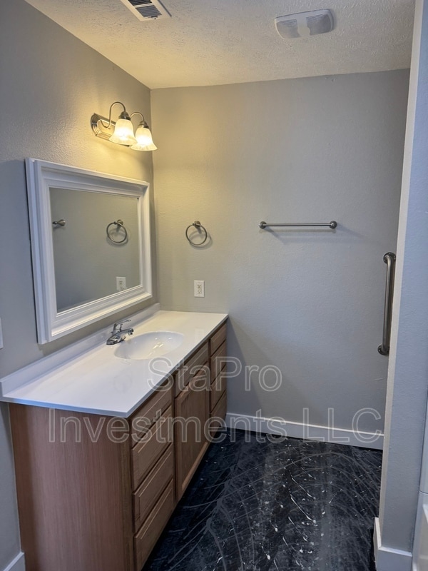 Building Photo - 128 Village Pl