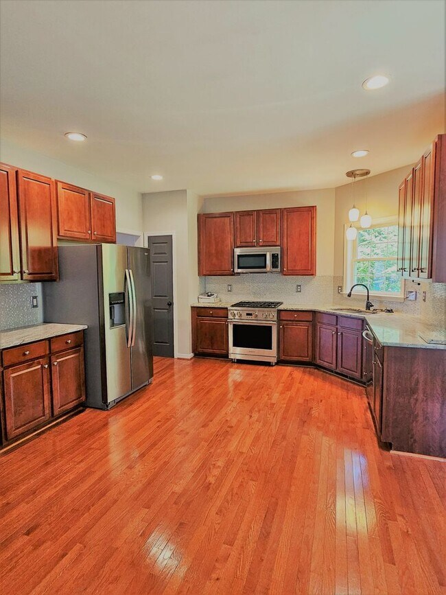 Building Photo - Large contemporary in Birkdale Subdivision...