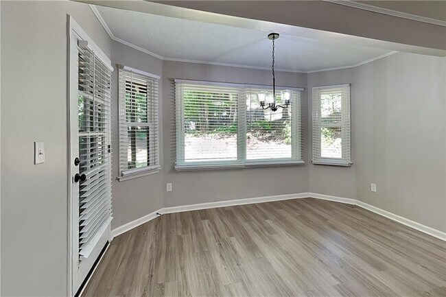 Building Photo - 9880 Lake Forest Way