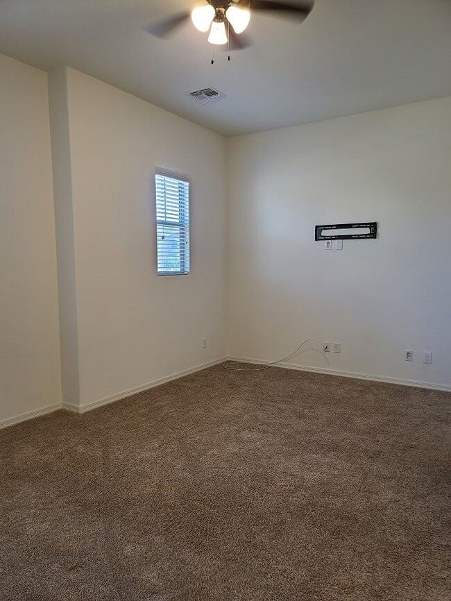 Building Photo - Spacious 4 Bed, 3.5 Bath Anthem Home with Modern Amenities and Prime Location