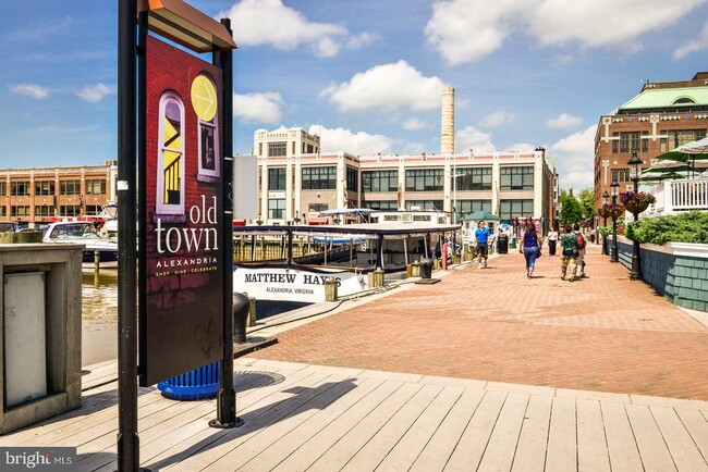 Building Photo - 1808 W Abingdon Dr