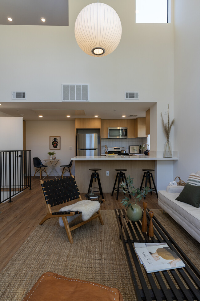 Building Photo - 527 S Wilton Pl