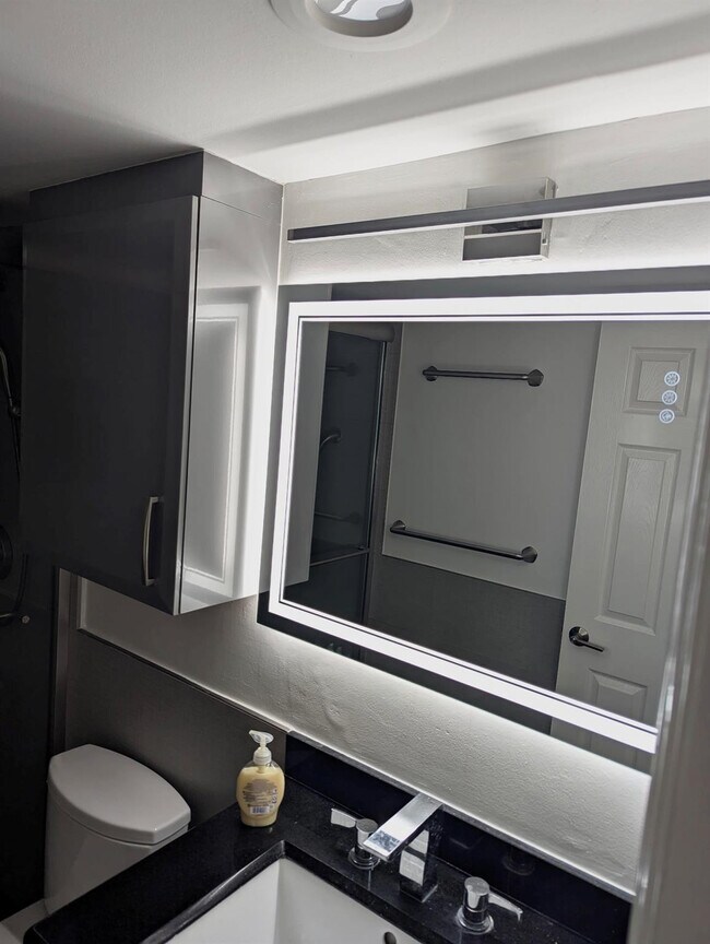 Building Photo - 550 Bayshore Dr