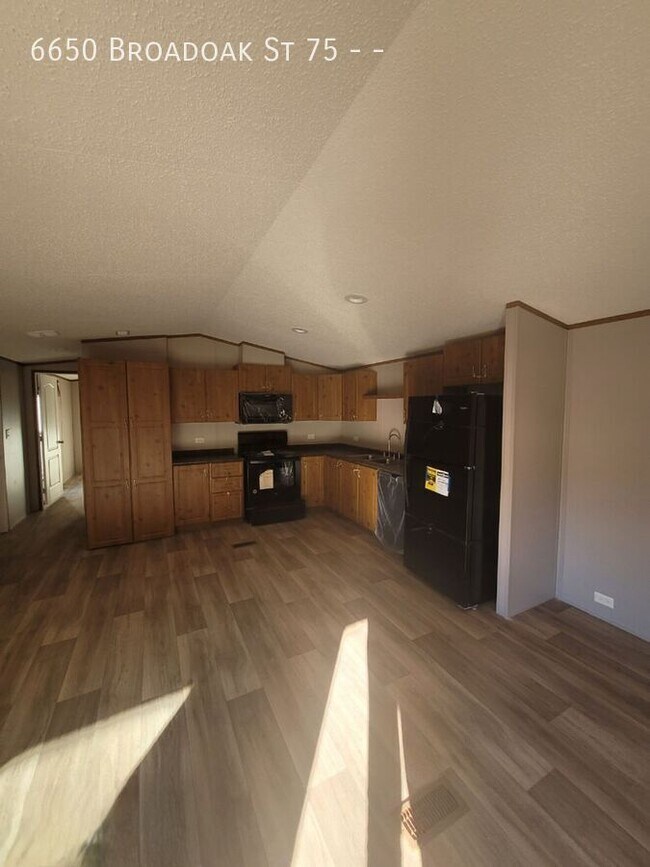 Building Photo - 6650 Broadoak St