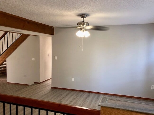 Building Photo - MOVE IN NOW! 4x3 Screened in pool home!!! ...