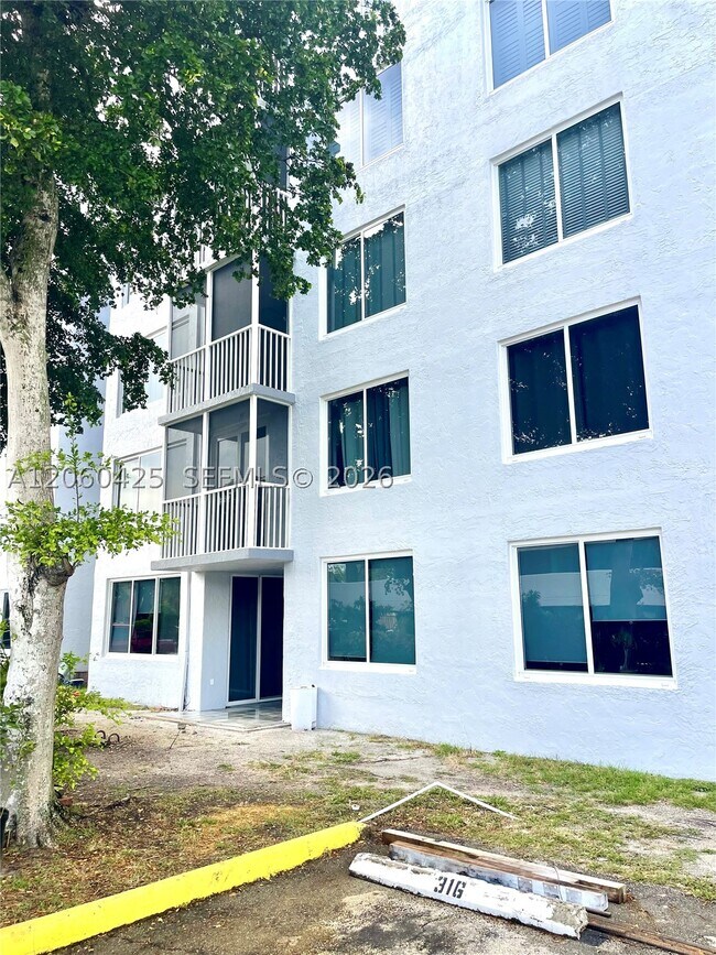 Building Photo - 17890 W Dixie Hwy
