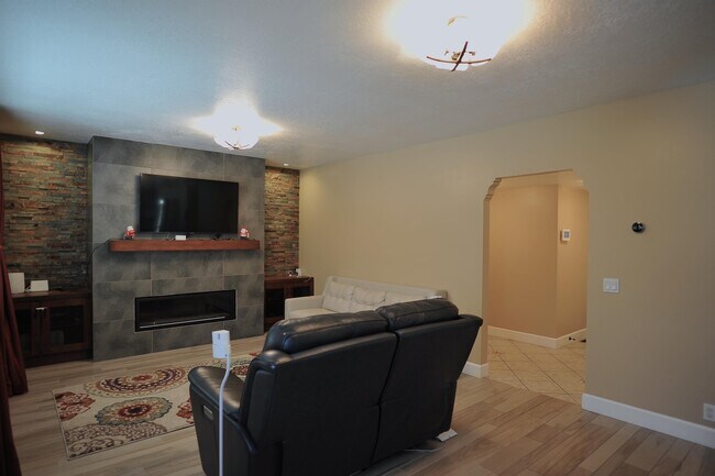 Building Photo - 6943 Hollow Ridge Rd
