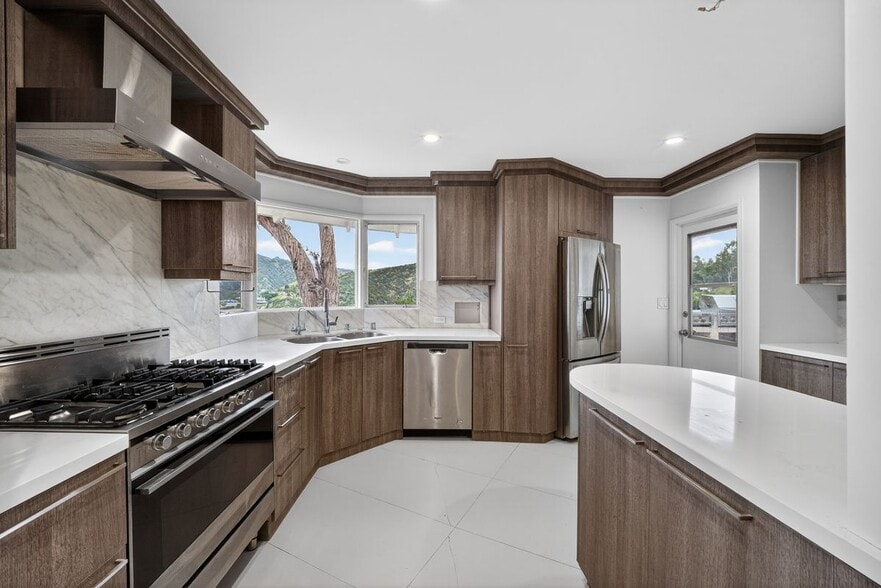 Building Photo - 935 Linda Flora Dr