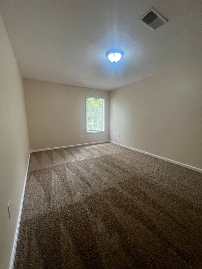 Building Photo - 3 BEDROOM-, 2 BATH MUST SEE!