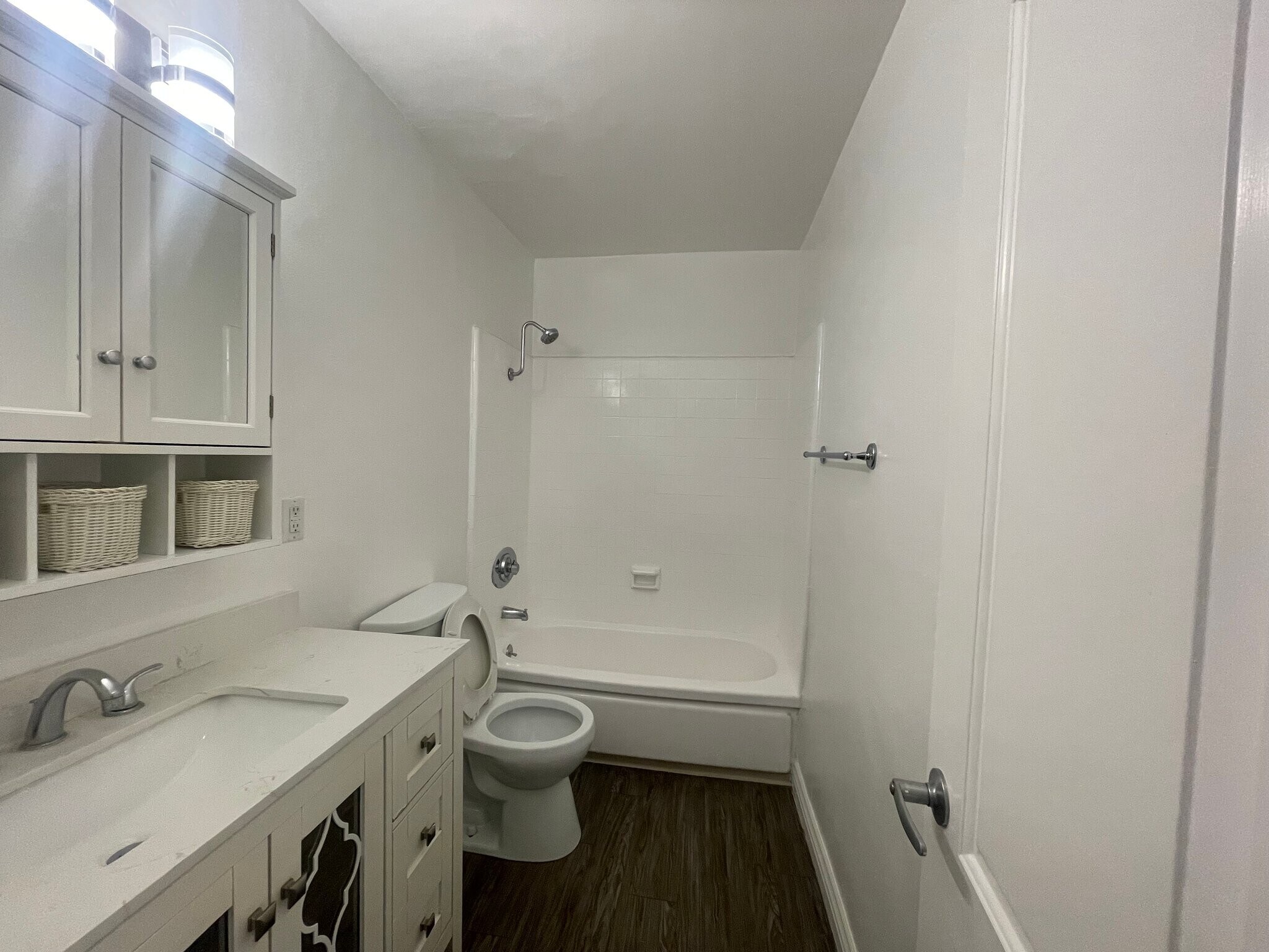 Building Photo - 1595 E Chevy Chase Dr