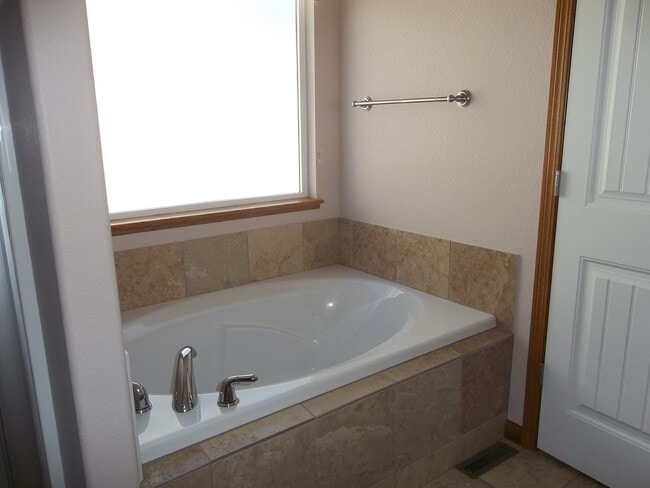 Building Photo - Beautiful 5 Bedroom Home in Heart of Loveland