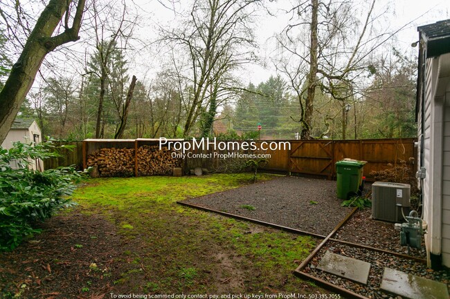 Building Photo - Updated Three Bedroom Gem in Lake Oswego!