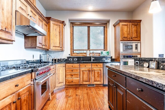Building Photo - Magnificent Mountain Living in Jeremy Ranch