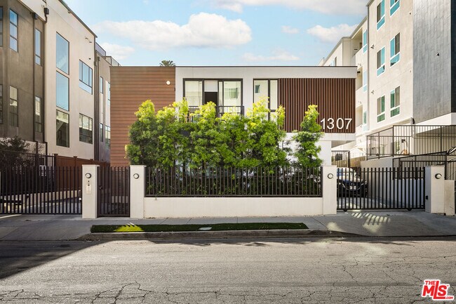 Primary Photo - 1307 Tamarind Ave
