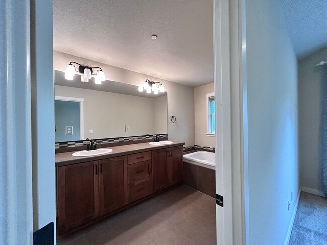 Building Photo - Incredibly Large 4 Bed 2.5 Bath Charmer!