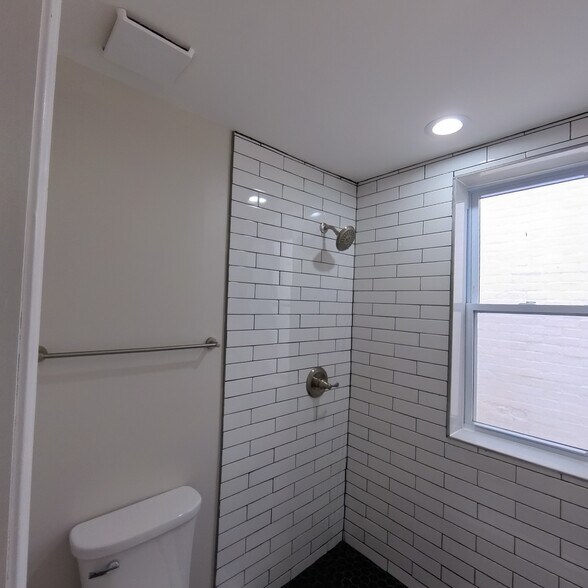 Modern bathroom - 4646 York Rd