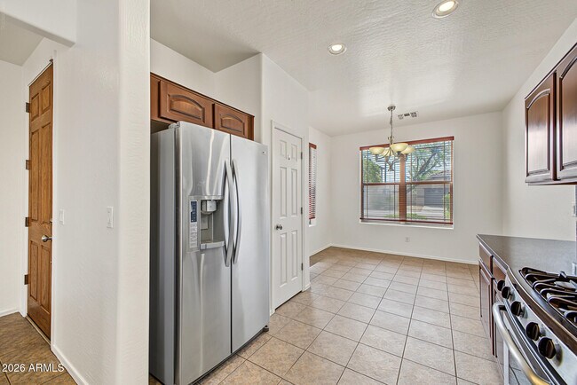 Building Photo - 15398 W MacKenzie Dr