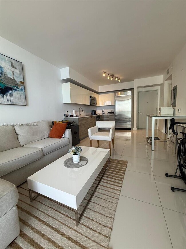 Building Photo - 1300 Brickell Bay Dr
