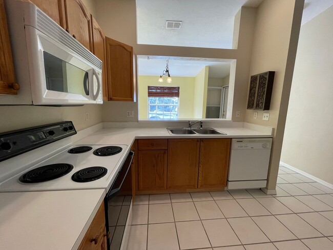 Building Photo - ANNUAL RENTAL - 2ND FLOOR LAKE VIEW 2 BED ...