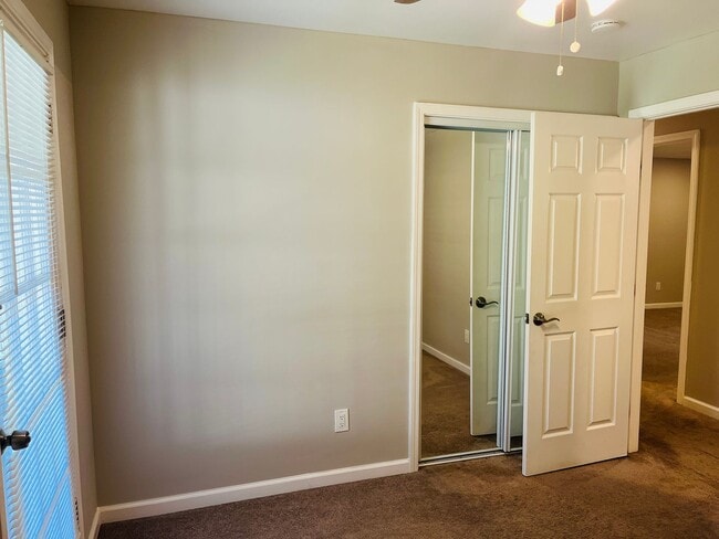 Building Photo - Beautiful 3 bedroom, 3 bathroom with large...