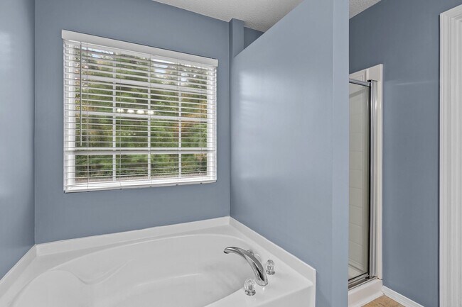 Building Photo - Fantastic 4 Bedroom, 3 Bath home near Brier Creek & RDU, Fenced-in Yard, Bonus Room, Pet Friendly!