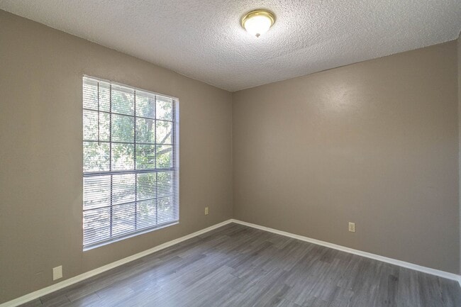 Building Photo - 701 Country Aire Dr