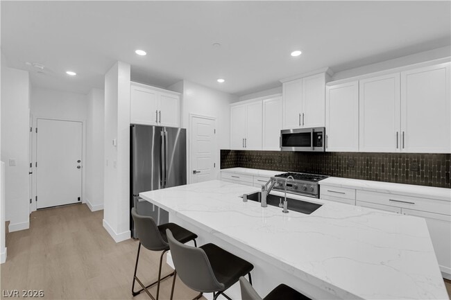 Building Photo - 600 N Carriage Hill Dr