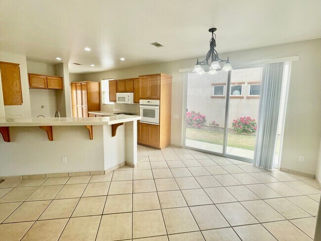Building Photo - Spacious 4 Bedroom