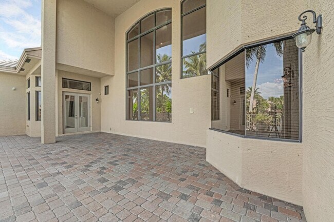 Building Photo - 10513 Versailles Blvd