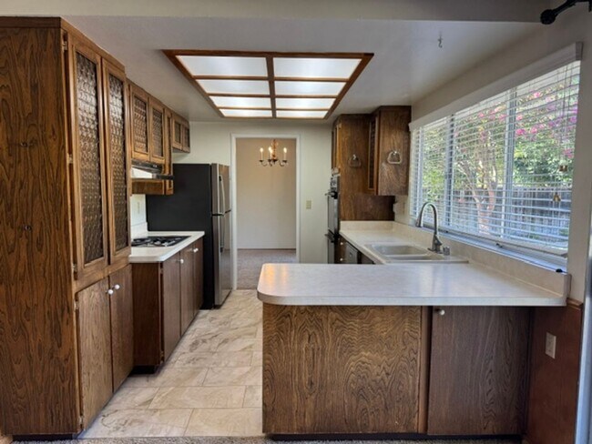 Building Photo - Single level home in Woodlands neighborhood-Walnut Creek