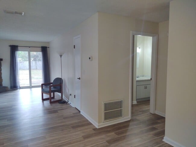 Building Photo - Charming 2 bedroom with enormous backyard.