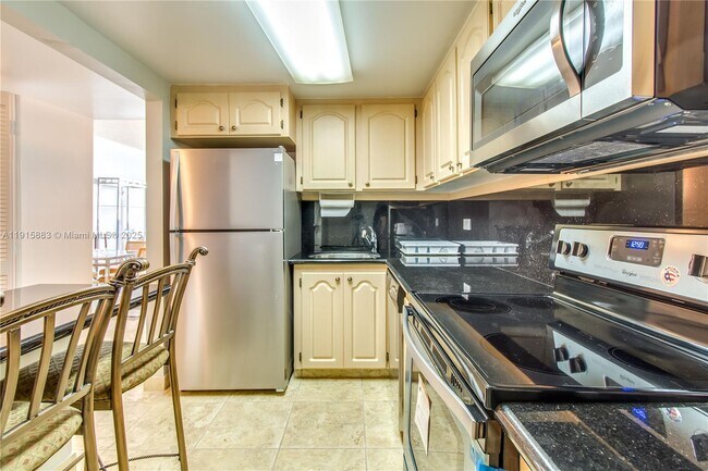 Building Photo - 999 Brickell Bay Dr