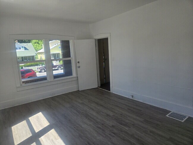 Building Photo - "Charming 2-Bed Retreat in Louisville - Cozy 700 Sq Ft at Vermont Ave!"