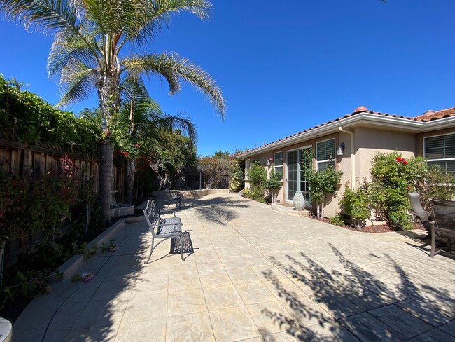 Building Photo - Gorgeous, Luxury and Furnished 3 bed 3 bat...