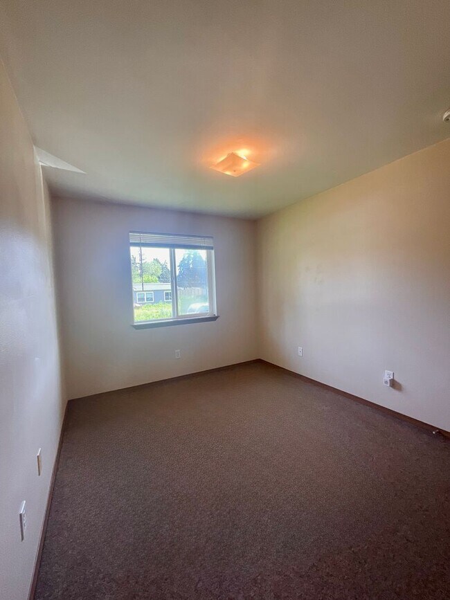 Building Photo - Spacious 3 Bedroom, 2 Bathroom Home!