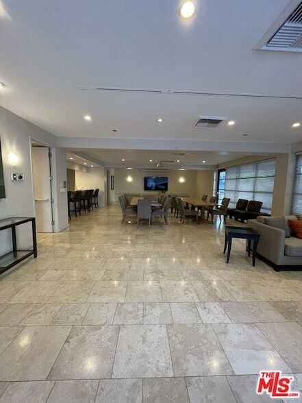 Building Photo - 600 W 9th St