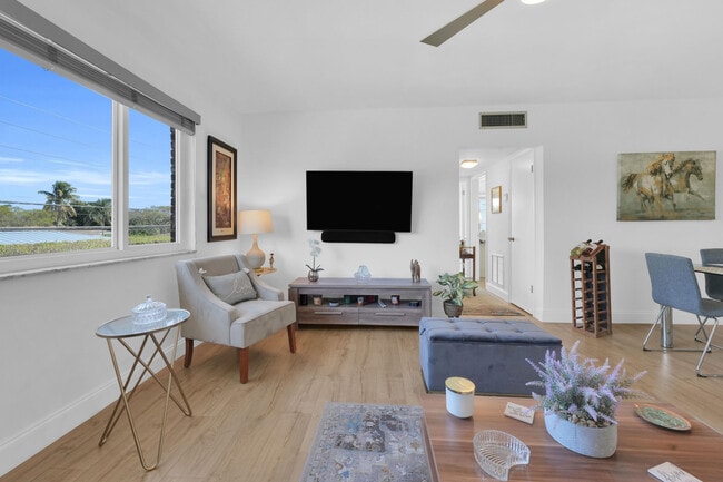 Building Photo - 406 S Cypress Rd