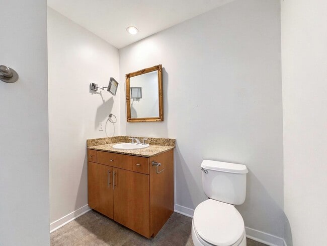 Building Photo - Modern Condo in The Cedars, Dallas with Private Patio | Available for Lease!