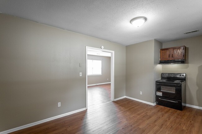 Building Photo - Charming home now available for rent in Ch...