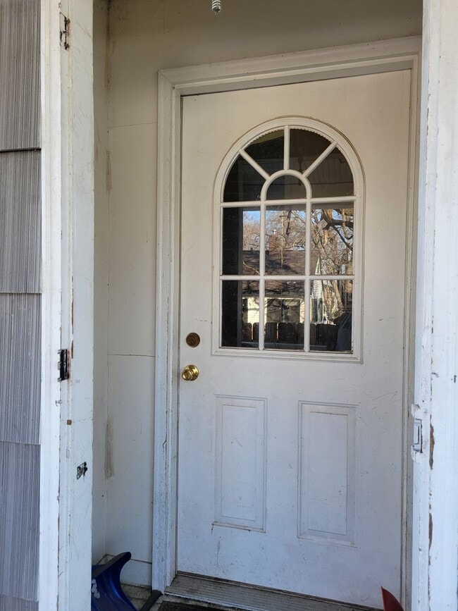 Building Photo - 315 E Maple St