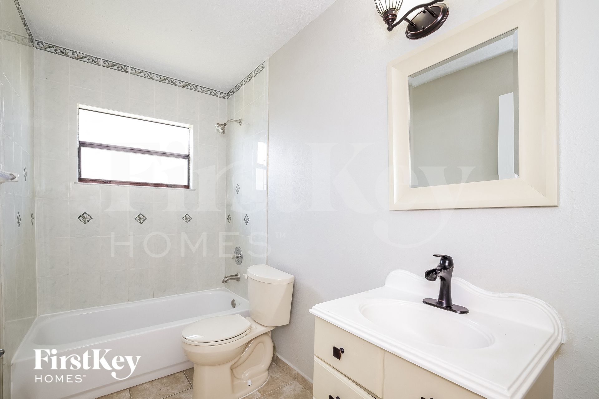 Building Photo - 585 Koala Dr