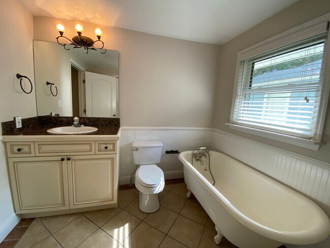 Building Photo - Charming 3 Bed, 3 Bath Home in Lake Davis/...