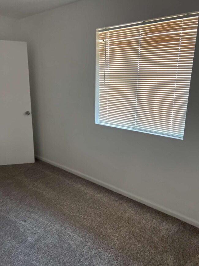 Building Photo - Great Location Near GCU – Newer A/C and Easy Access to I-17