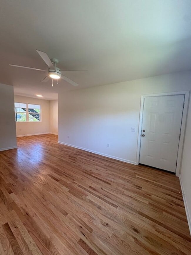 Building Photo - Newly Renovated Three Bedrooms Condo in South Windermere