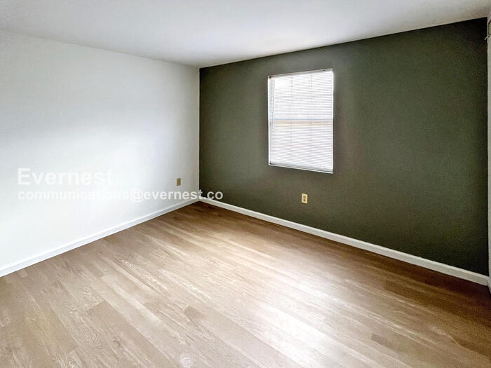 Building Photo - 12806 N Cresap St