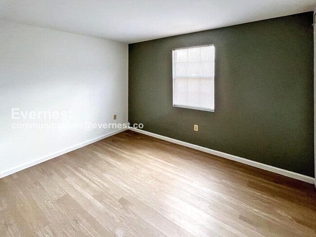 Building Photo - 12806 N Cresap St